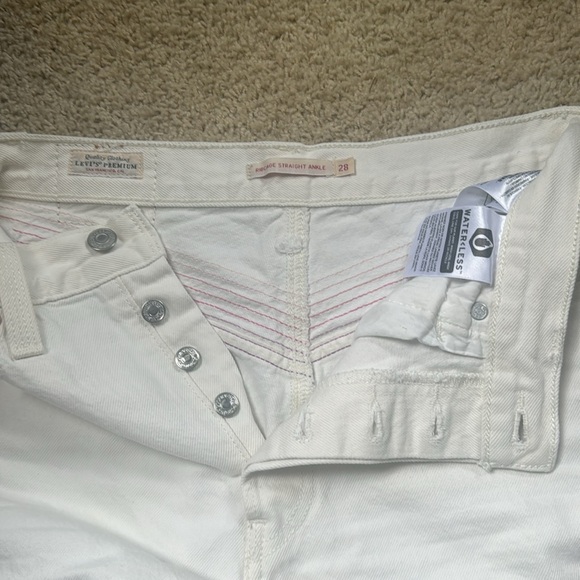 White Levi’s Women’s Ribcage Straight Ankle Jeans with Stitching in the Back - Picture 6 of 6